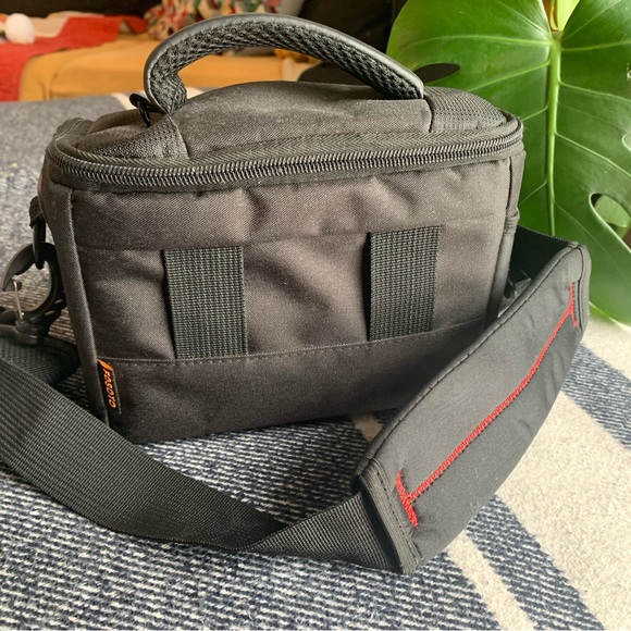 Sony: a6000 SLR Camera with 3.0-Inch LCD and 16-50mm Power Zoom Lens (Black) - Picture 3 of 6